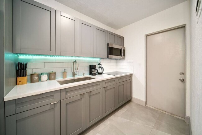 Building Photo - 820 NE 14th Ave