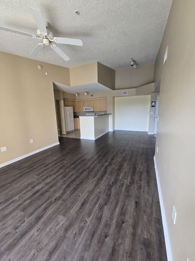 Building Photo - RESORT STYLE, BEAUTIFUL 2 BEDROOM AND 2 BATHROOMS ON THE TOP FLOOR