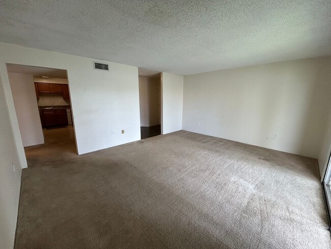 Building Photo - Available Mid April - Lovely 2/2 in in Alt...