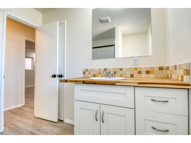 Building Photo - Charming 3 Bedroom Home