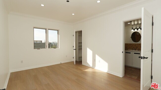 Building Photo - 930 S Robertson Blvd