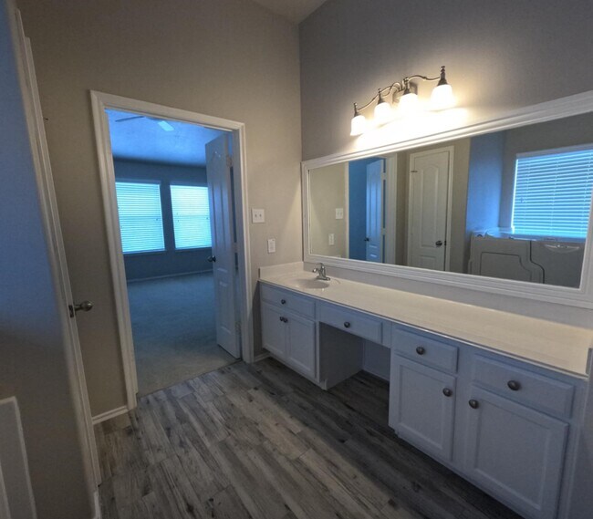 Building Photo - 2521 Saratoga Dr