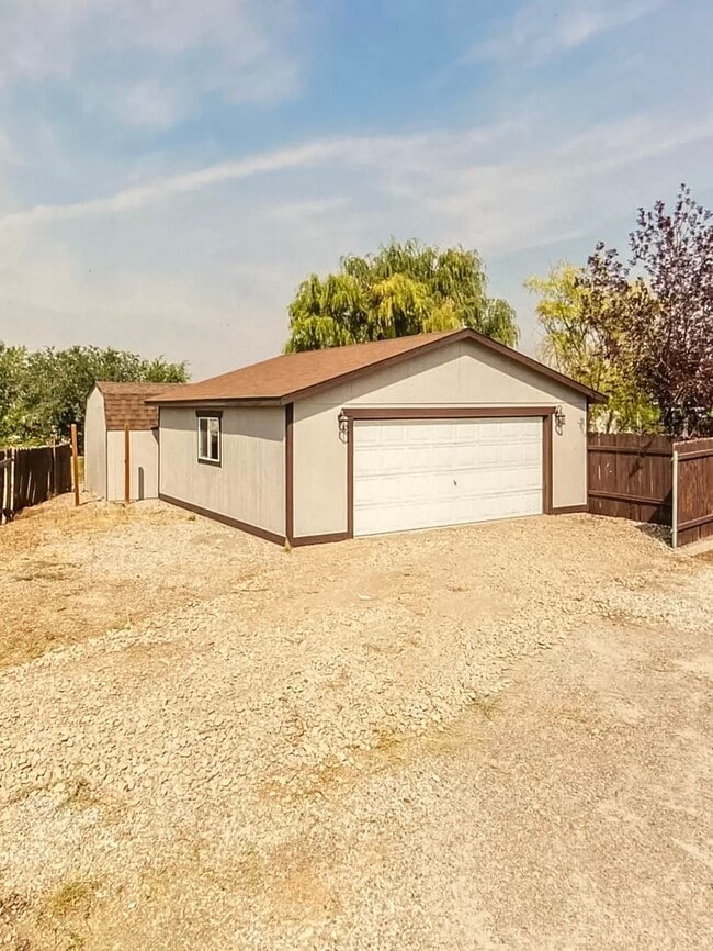 Building Photo - 2115 Villa Dr