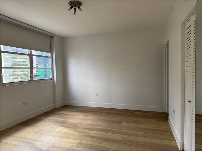 Building Photo - 999 Brickell Bay Dr