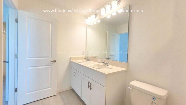 Building Photo - OUTSTANDING BRAND NEW TOWNHOME MOVE IN READY! AZARIO TOWNHOMES LWR !