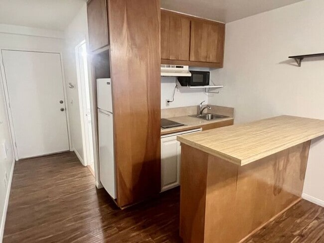 Building Photo - 1 MONTH RENT FREE!!! Studio Blocks from th...