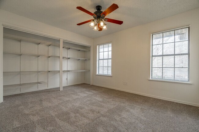 Building Photo - Beautiful 4BR Home Near UofA Campus! Lawn Care Included