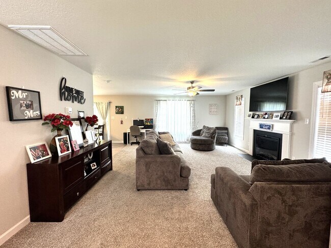 Building Photo - Beautiful Home! Convenient to Camp Lejeune!