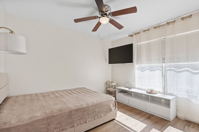 Building Photo - Conveniently located 3 Bedroom with 2 Car Garage