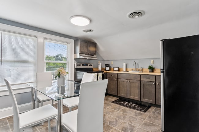 Building Photo - 3426 Kenmore Dr