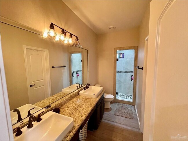 Building Photo - 2920 Fuerte Ave