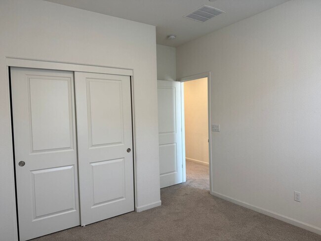 Building Photo - Beautiful 5 Bedroom, 3 Bathroom, 2800 Sqft...