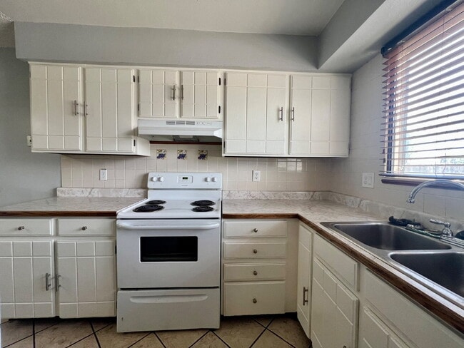 Building Photo - 2567 Rainbow Dr