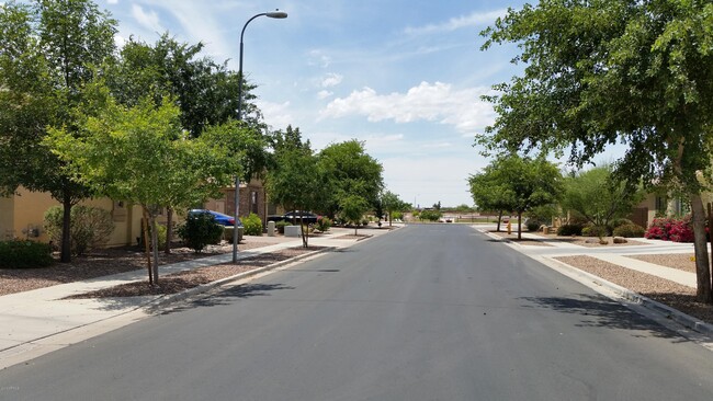 Building Photo - 5627 W Huntington Dr