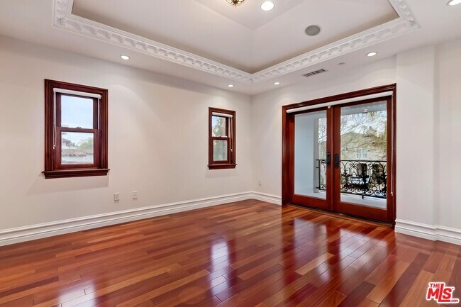 Building Photo - 332 S Almont Dr