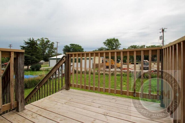 Building Photo - Beautiful 3Bd/2Ba Split entry in Omaha!