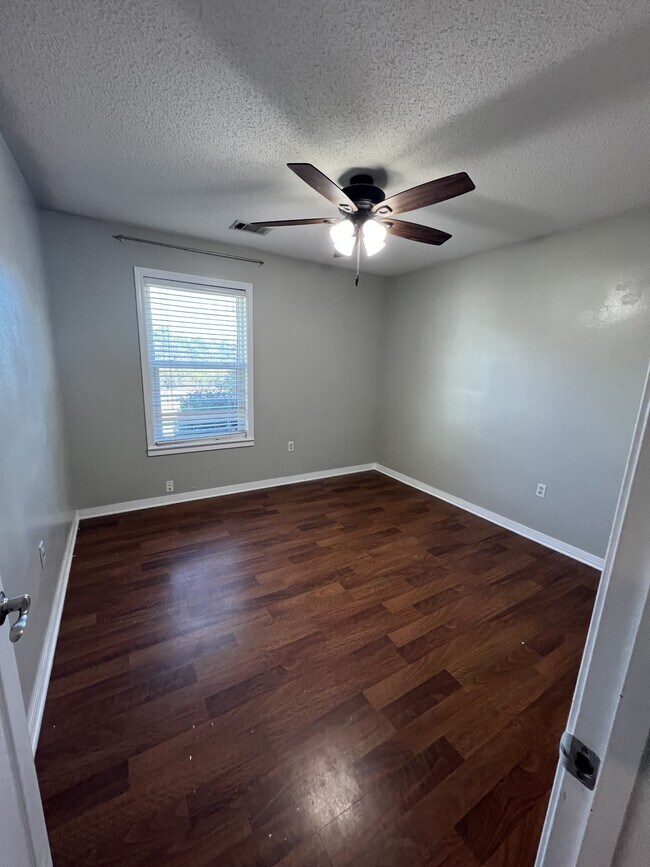 Building Photo - 160 Nicole Ln