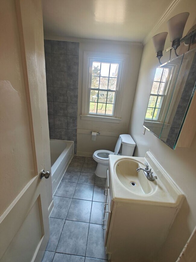 Building Photo - 2 bedroom home