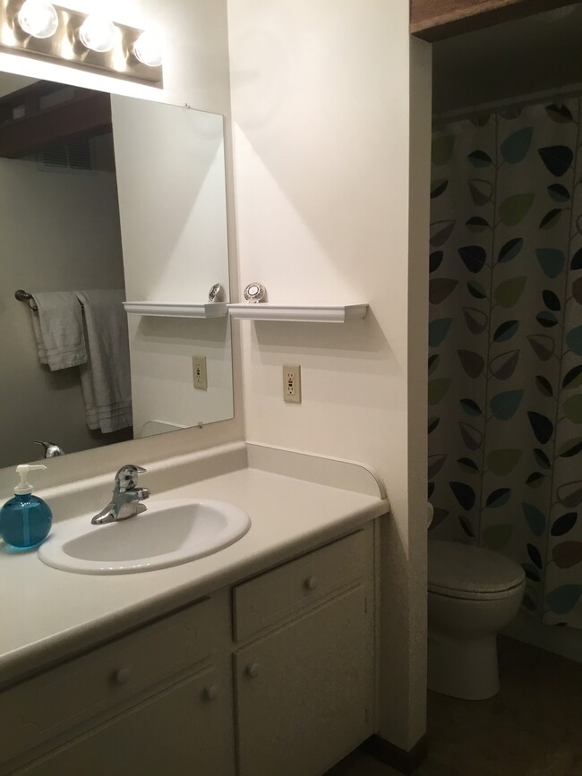Building Photo - Briar Cliff Apartments