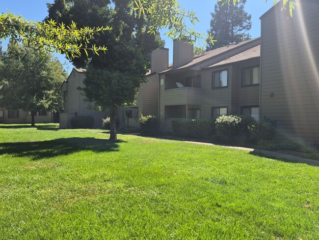 Building Photo - Two Bedroom Unit in HOA with Pool