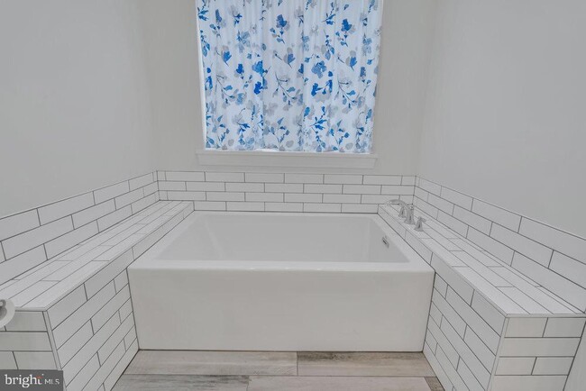 Building Photo - 15 Teddington Way