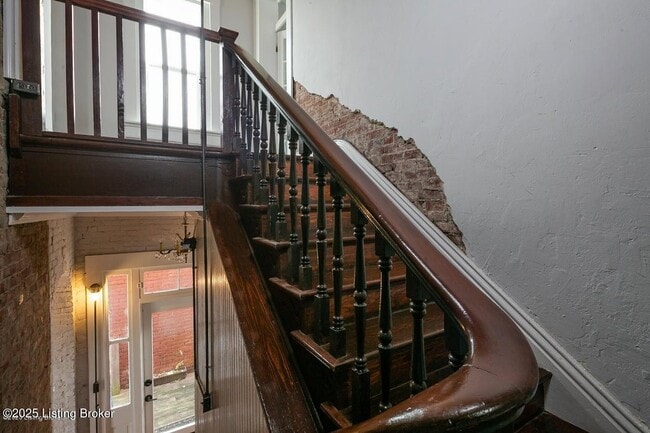 Building Photo - 902 E Jefferson St