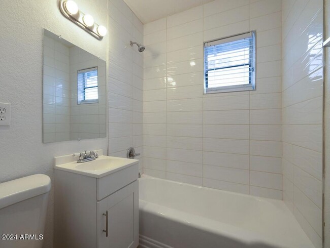 Building Photo - Coronado Area of Phoenix Remodeled 2 Bed 1...