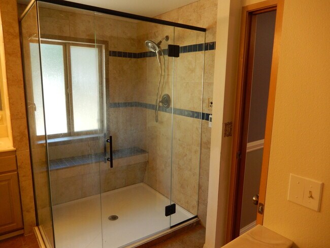 Building Photo - Spacious Daylight Rambler in Desirable Fir...