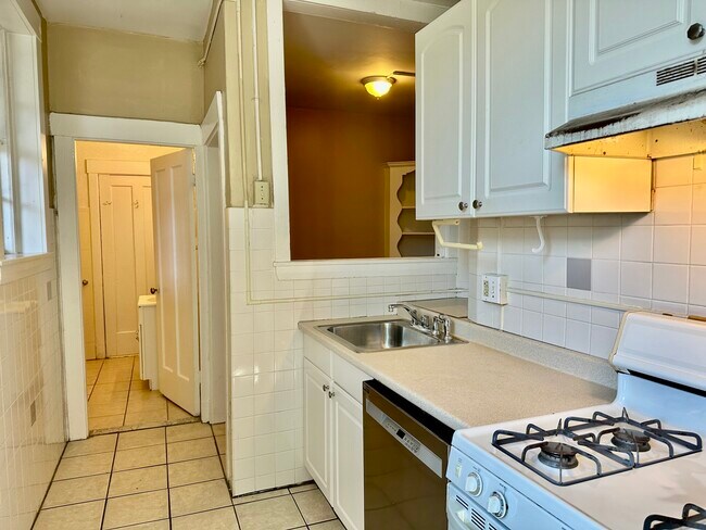 Building Photo - 74 Egmont St