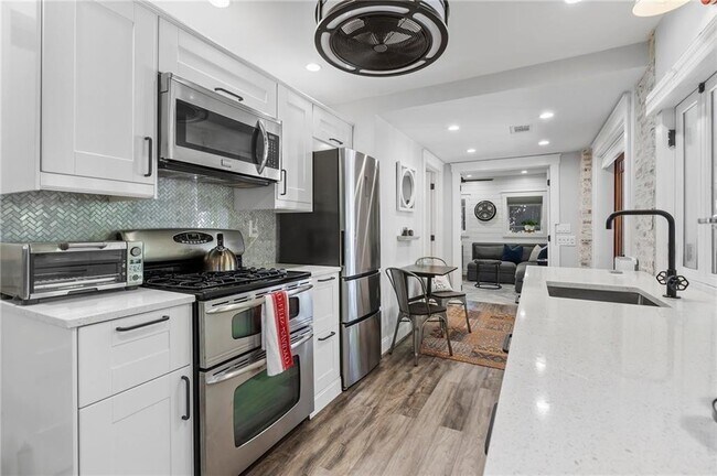 Building Photo - 663 Yorkshire Rd NE