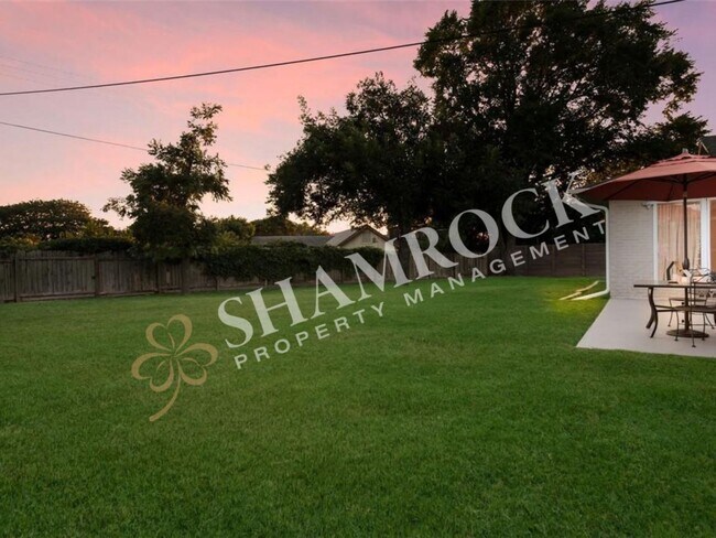 Building Photo - Beautifully Updated 3/2 Home in Prime Location