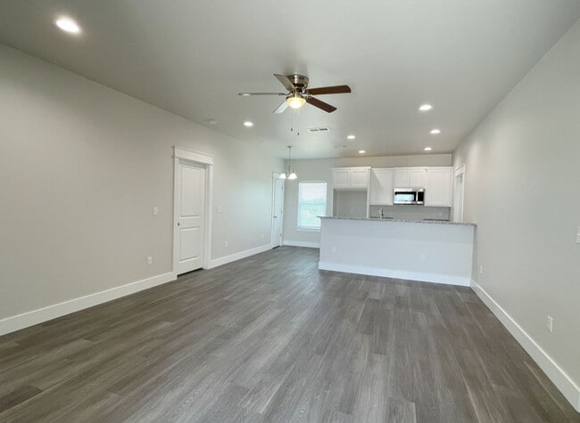 Building Photo - Stunning 3bd 2 ba house in brand new commu...