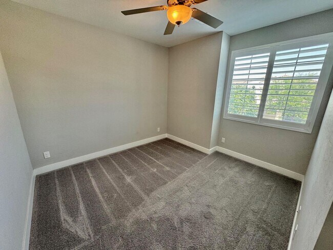 Building Photo - STUNNING 2 STORY HOME 3 BEDROOM/2.5 BATHROOM