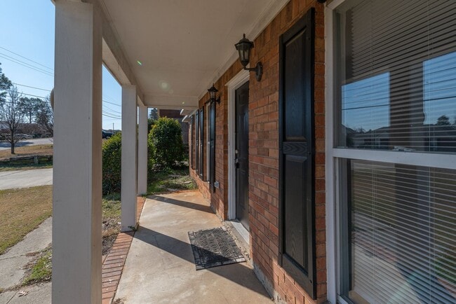 Building Photo - Charming Pepperidge Home with Fireplace & Large Backyard