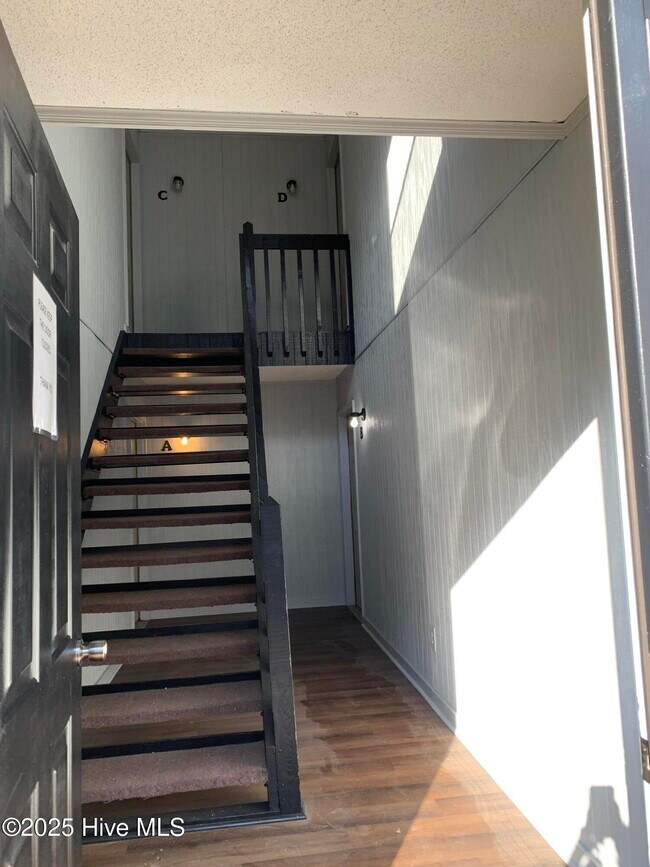 Building Photo - 107 Ravenwood Dr
