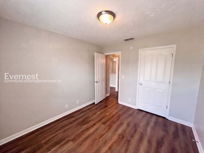 Building Photo - 2836 Roscommon Dr