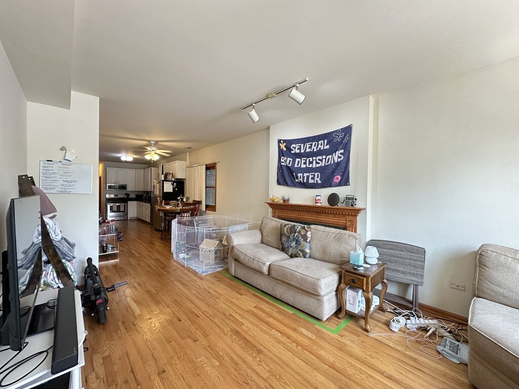 Building Photo - 920 N Paulina St