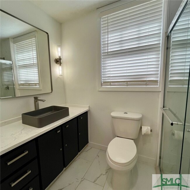 Building Photo - 103 W 51st St