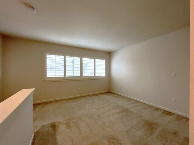Building Photo - Incredible Forrest Park Townhome!! 2 bedroom, 2 bath, HUGE attached Garage!
