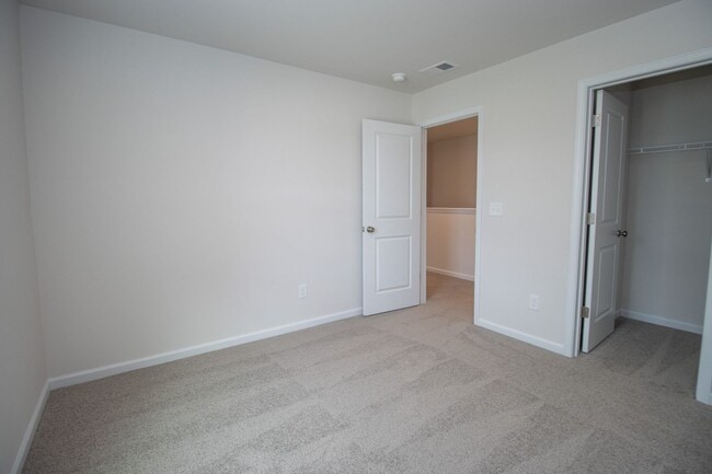 Building Photo - Spacious 4-Bedroom Home - Convenient to Fo...