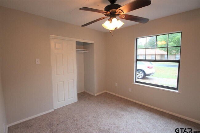Building Photo - 15711 Echo Glen Dr