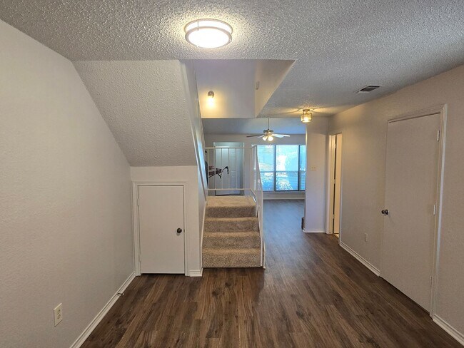 Building Photo - 906 Meadow Cir N