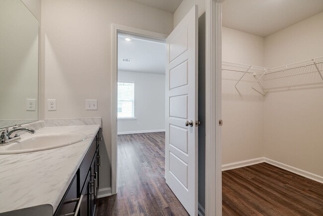 Building Photo - 3 Bed 2.5 Bath MODERN TOWNHOMES Convieniently located near I-95