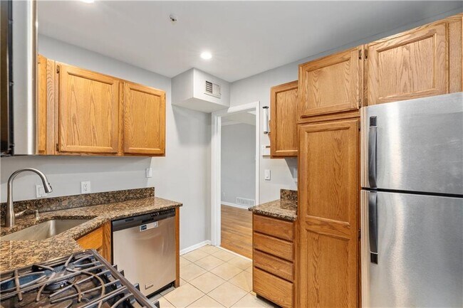 Building Photo - 3660 Peachtree Rd NE