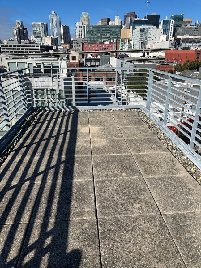 Building Photo - Rare Loft Style Condo, Huge Windows, High Ceilings, 1.5BR/2BA/3 Stories, Perfect Location!