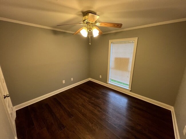 Building Photo - Must See!  Trendy 3 bedroom, 2 bath home i...