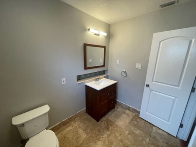 Building Photo - 2 BR/2 BA Beautifully Updated Home in Semi...