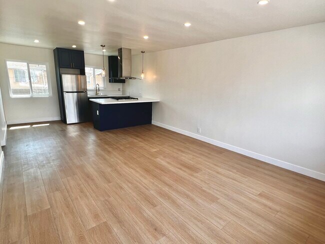 Building Photo - 2906 Carmona Ave