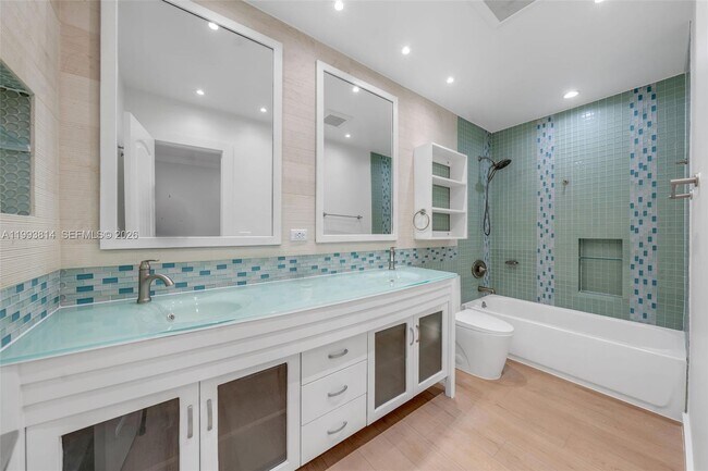 Building Photo - 5120 Carillo St