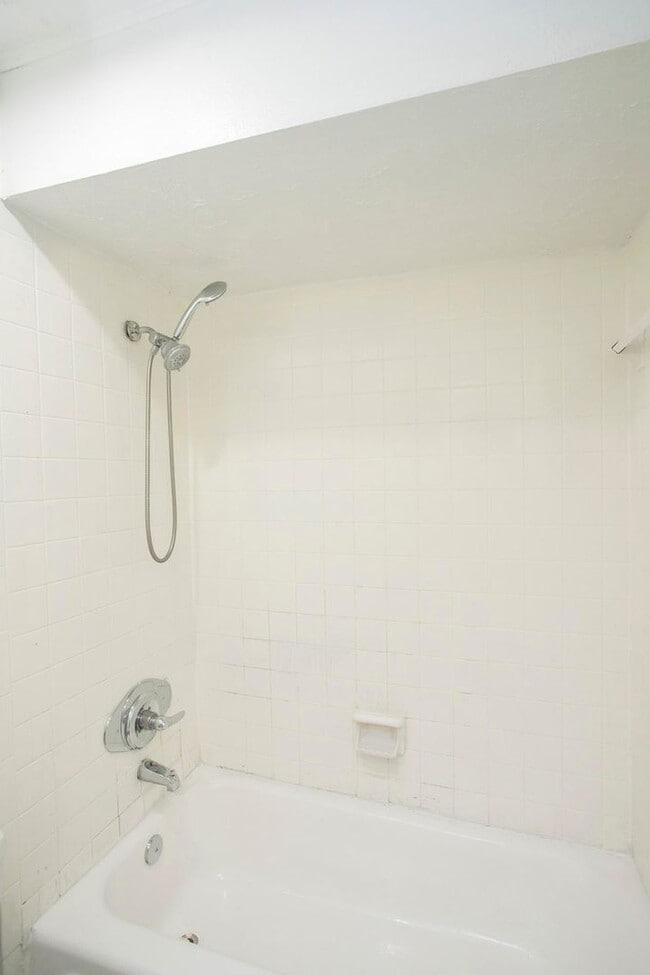 Building Photo - 421 Raintree Dr